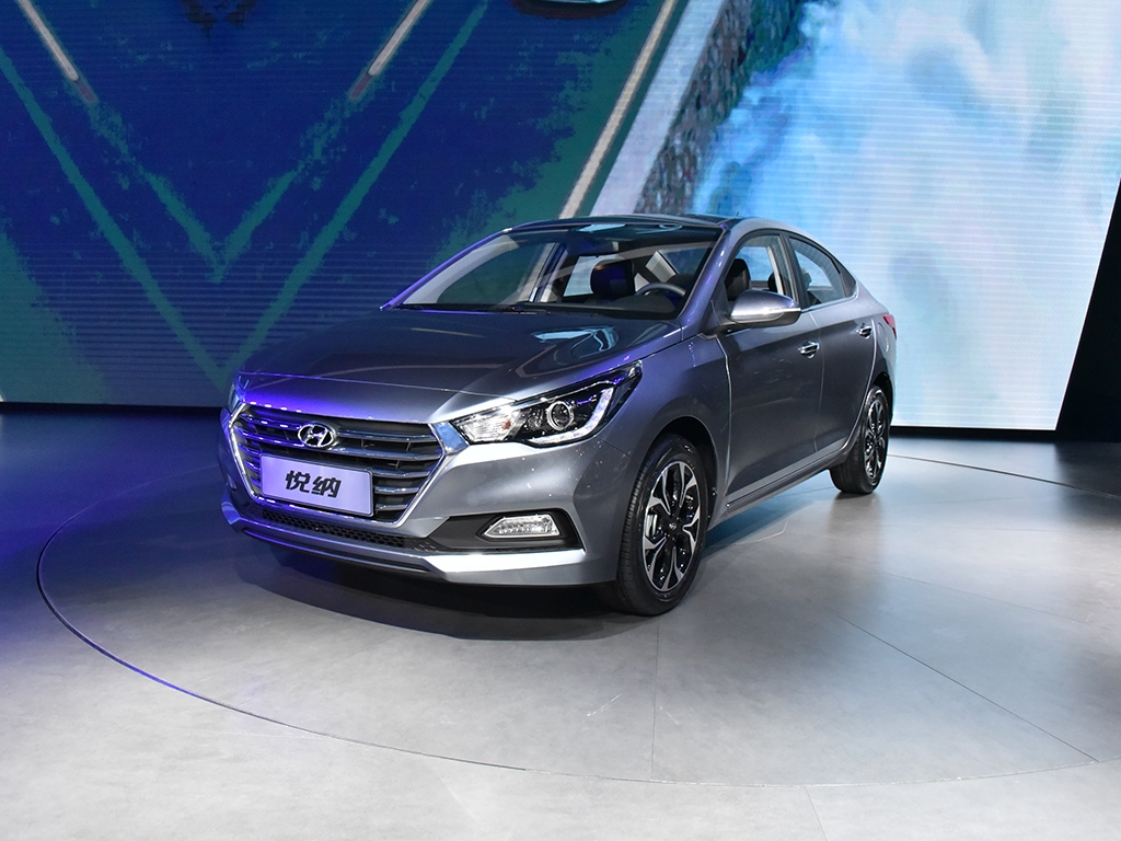2017-Hyundai-Verna-front-three-quarter-silver-makes-world-premiere.jpg