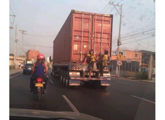 jovenes_montados_en_camion_johanalejo.jpg