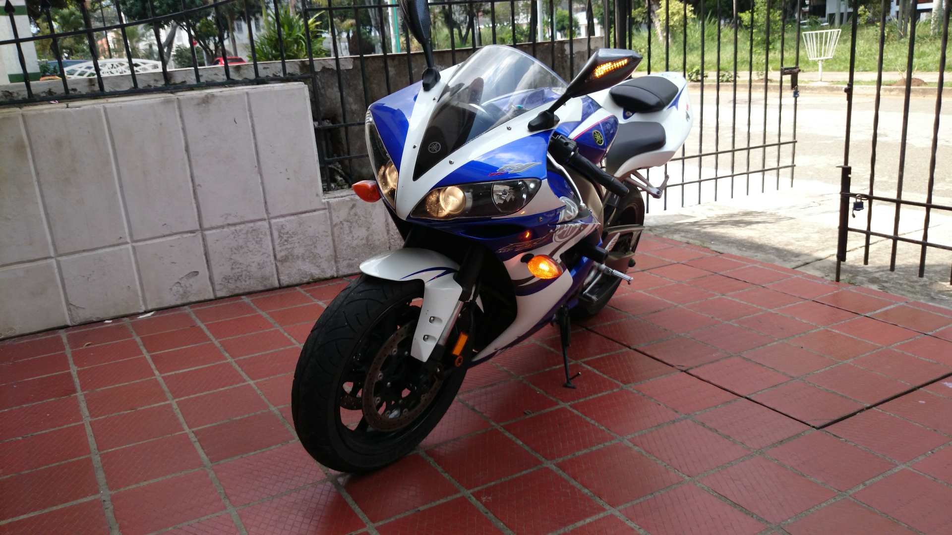 r1 espejos led.jpg