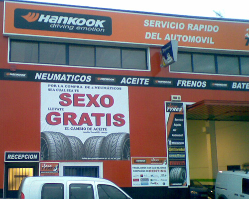 sexo_gratis_por_cambiar_el_aceite_del_coche_servio_rapido_del_automovil.jpg